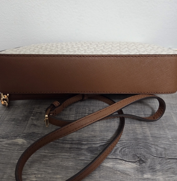New Michael Kors Brown and Cream Crossbody Bag with Gold Chain - Picture 7 of 12